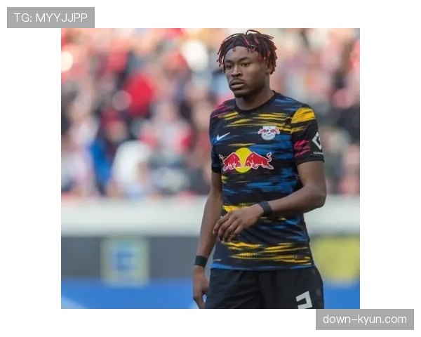 特写镜头：莱比锡后卫西马坎一次关键的门线区域解围后，激动捶地。