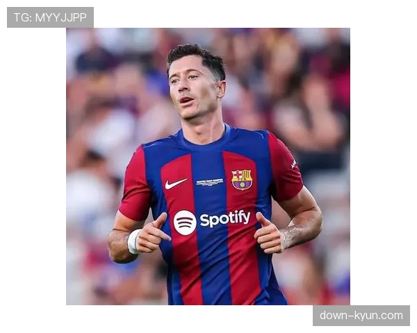 莱万多夫斯基定位球抢点技术：巴萨前锋自由离队前的最后贡献